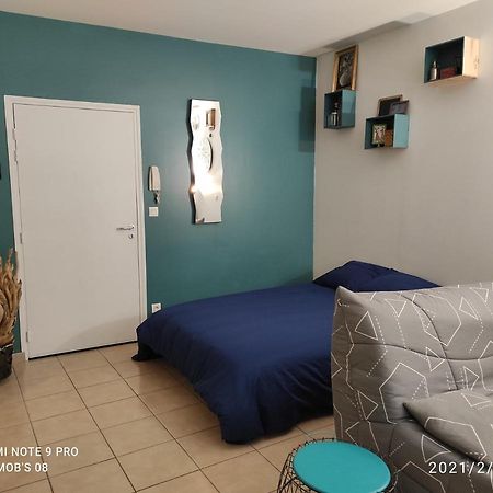 Studio Dans Vieux Magasin 1800 Appartamento Sedan Esterno foto